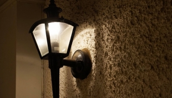 Oświetlenie zewnętrzne domu – jakie wybrać i na co zwrócić uwagę przy rozmieszcz